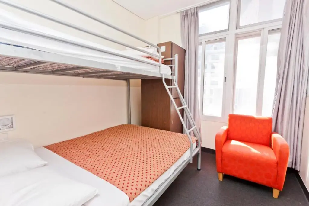 Book a private room in this close to all local spots at 790 on George Backpackers