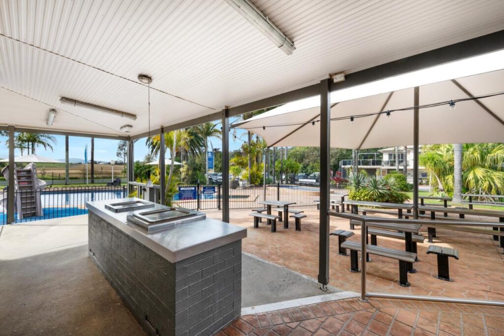 A shared BBQ area for guests to cook up a storm and enjoy a good dinner at Mountain View Resort