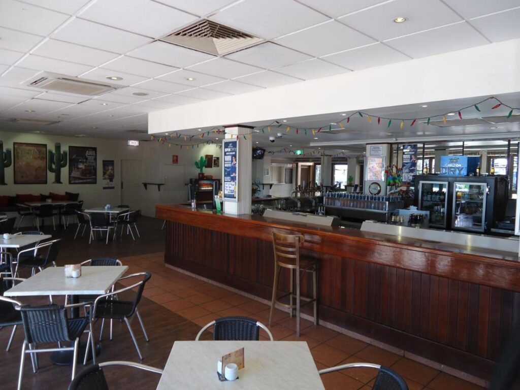 Pearler's Bar and Bistro at Roey where you casn get great meals, drinks and good Aussie culture at Backpackers & Party Bar