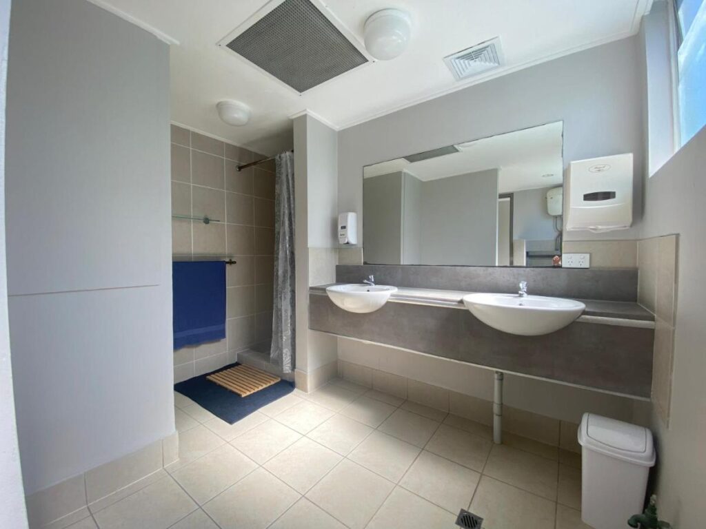 Modern and clean bathroom facilities at Homely Inn Hostel