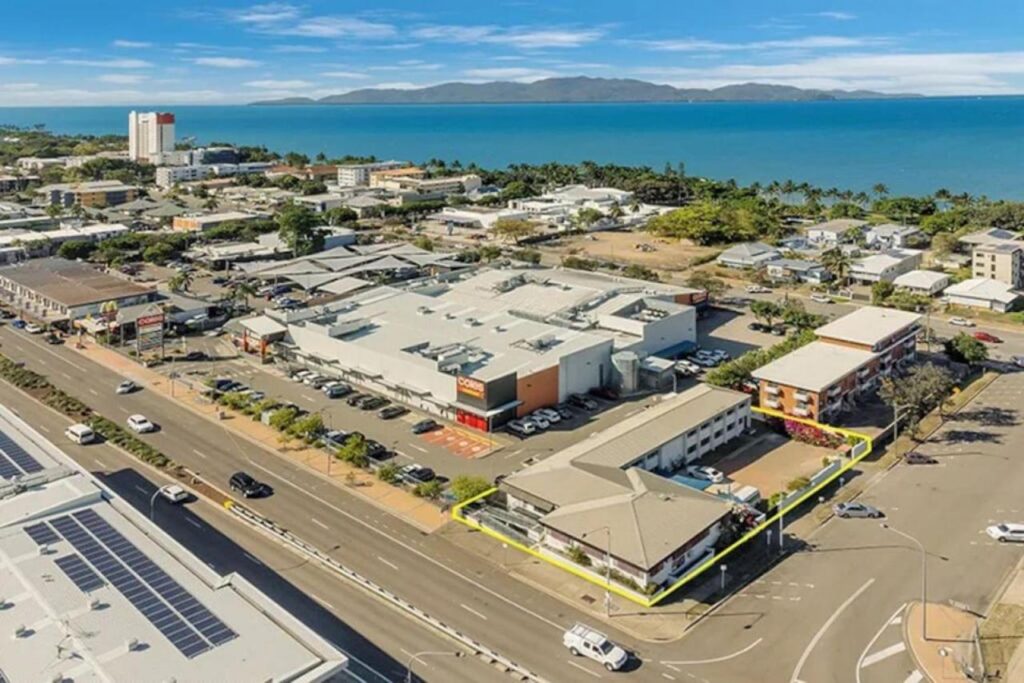 A sky view of the local area surrounding Seaside Lodge Hostel Townsville