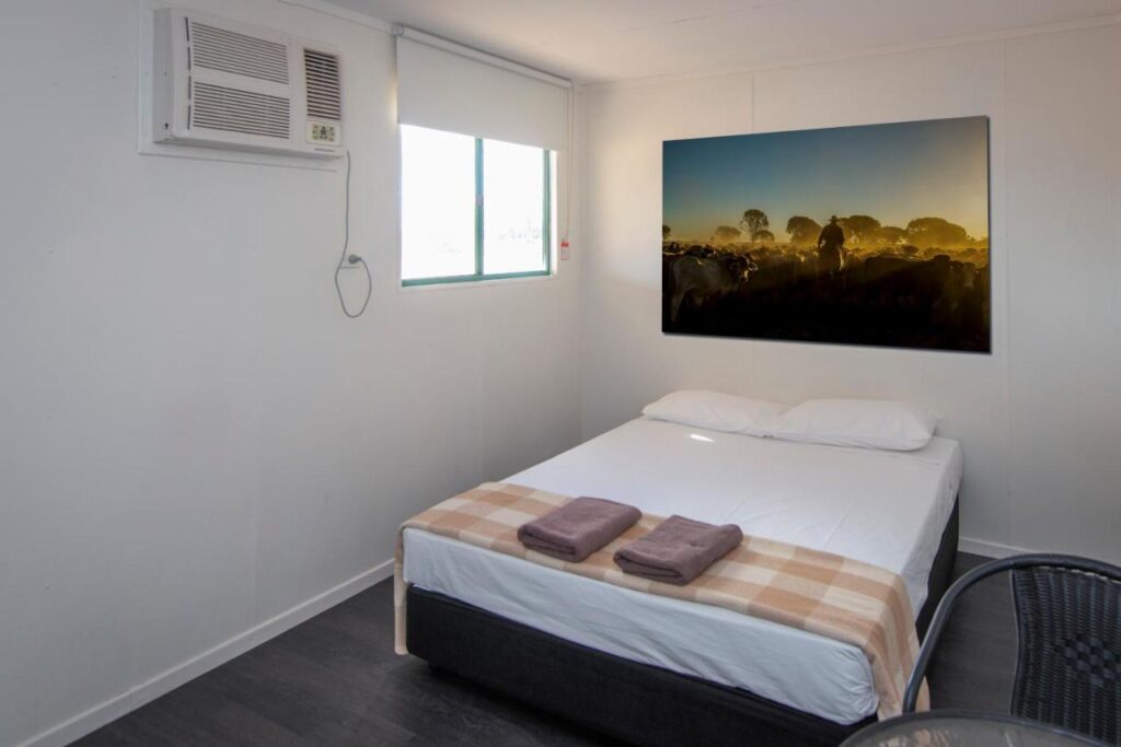 A private room with queen bed at Stork Rd Budget Rooms